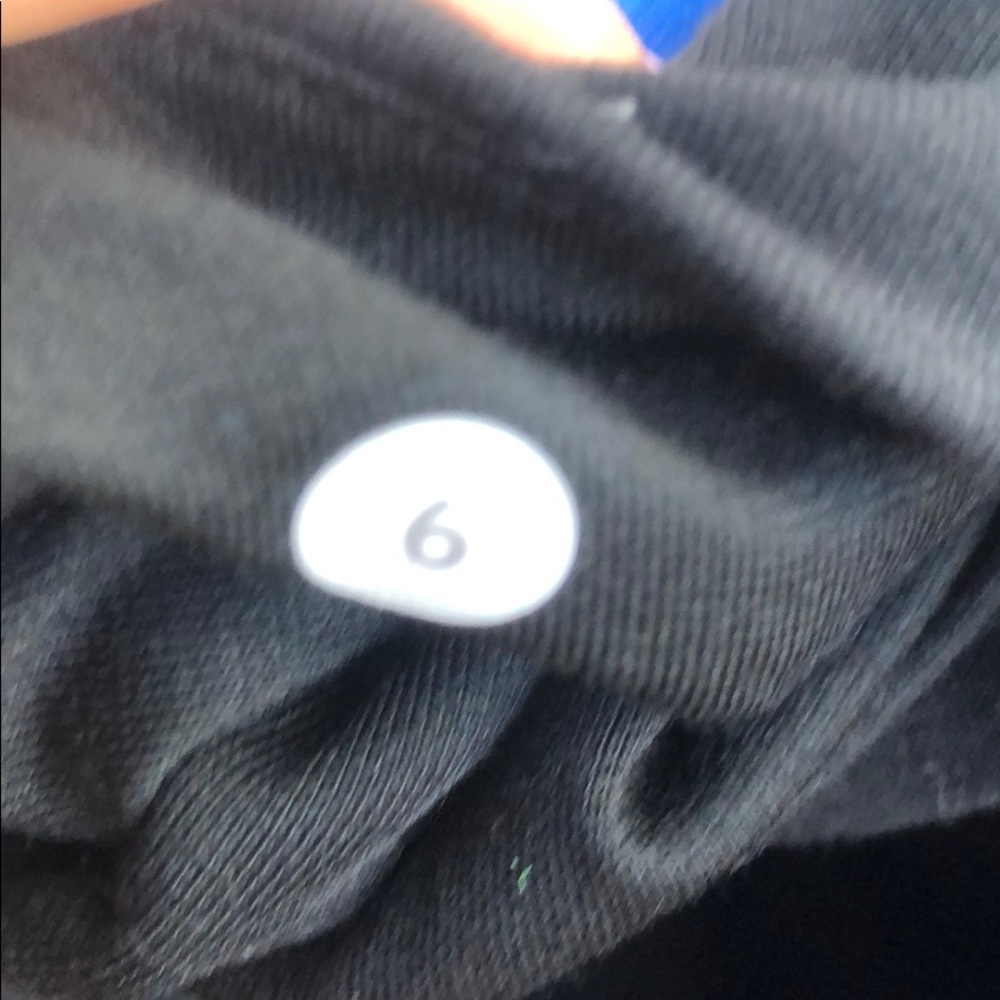 Black patterned lululemon crop leggings - Picture 5 of 5